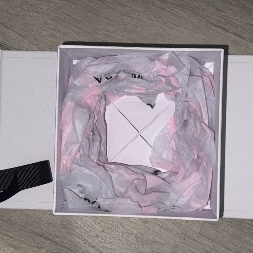 2/$15 Pandora White Gift Box with Black Ribbon - Picture 4 of 6